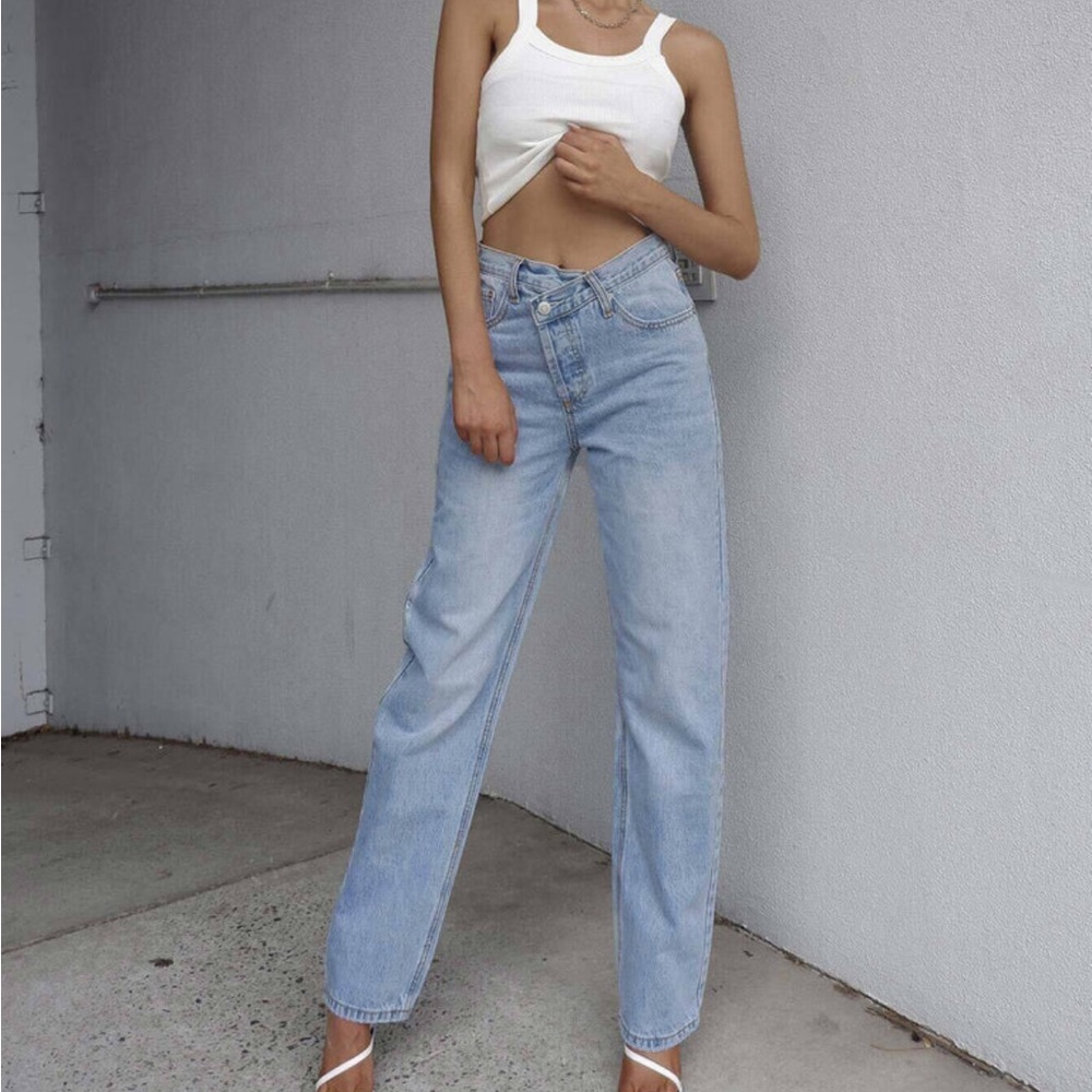 Princess Polly low rise straight leg cross over light denim jeans size 8